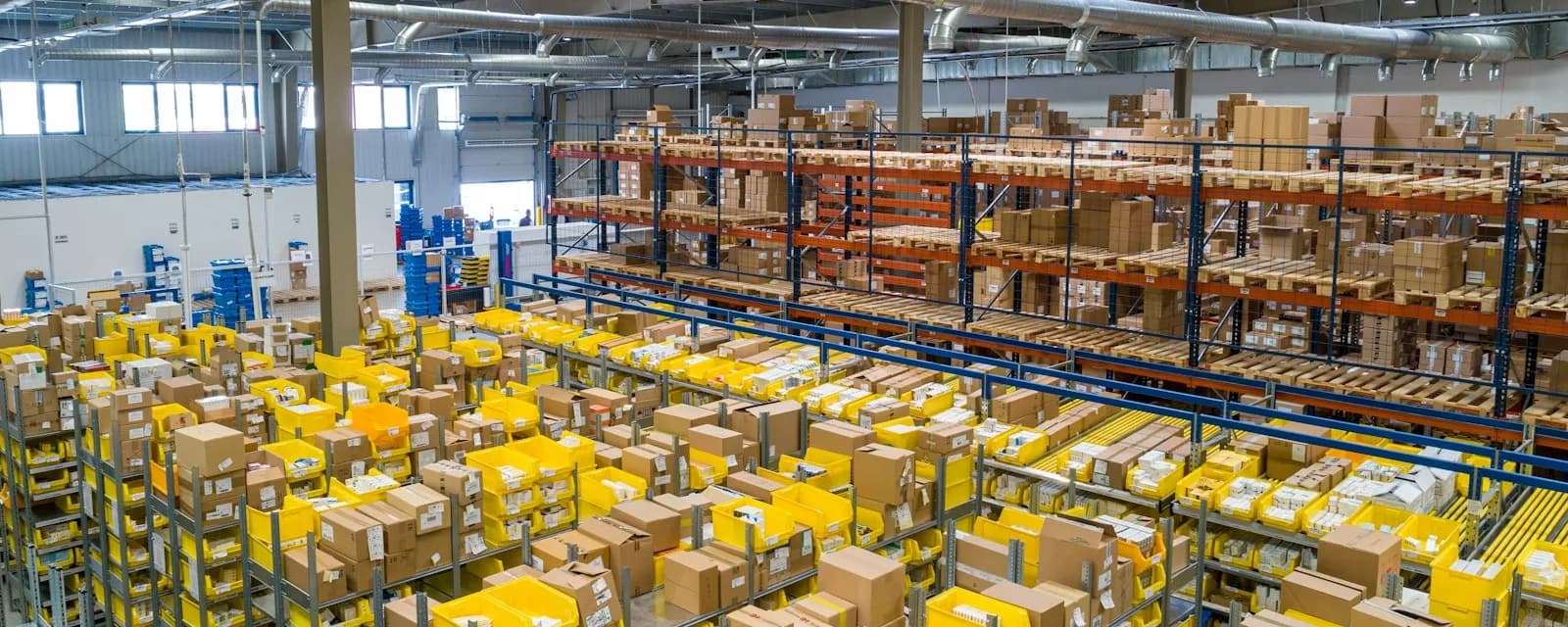 Almacén con estanterías llenas de cajas