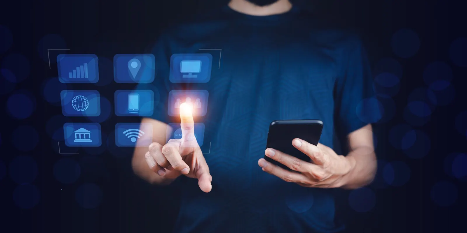 Una persona sostiene un móvil mientras toca iconos digitales de gráficos, ubicación, web y redes
